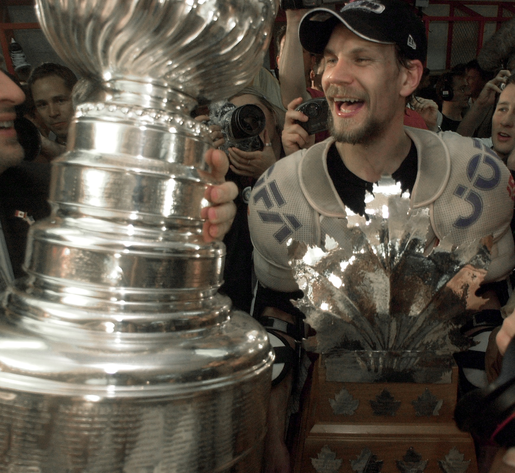 Inte nog med att "Lidas" utsågs till NHL-slutspelets mest värdefulle spelare, utan här poserar han även bredvid den nyss vunna Stanley Cup-pokalen. Inte nog med att "Lidas" utsågs till NHL-slutspelets mest värdefulle spelare, utan här poserar han även bredvid den nyss vunna Stanley Cup-pokalen.