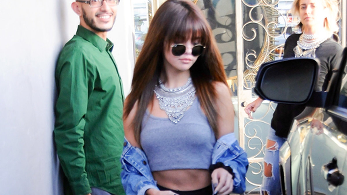 Selena Gomez lämnar frisören i Hollywood. 