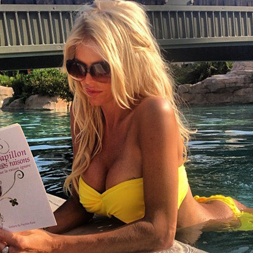Victoria Silvstedt läser en bok. Victoria Silvstedt läser en bok.