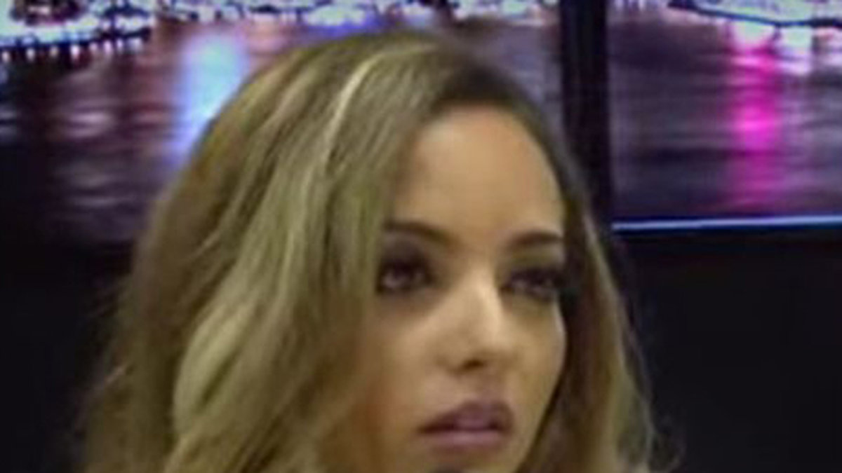 Jade från Little Mix stormade ut mitt i intervjun. 