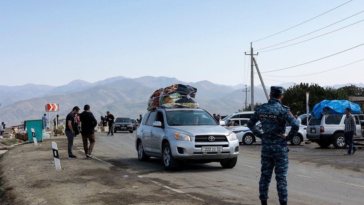 Flyende från Nagorno-Karabach passerar gränsen till Armenien. Bild från i fredags.