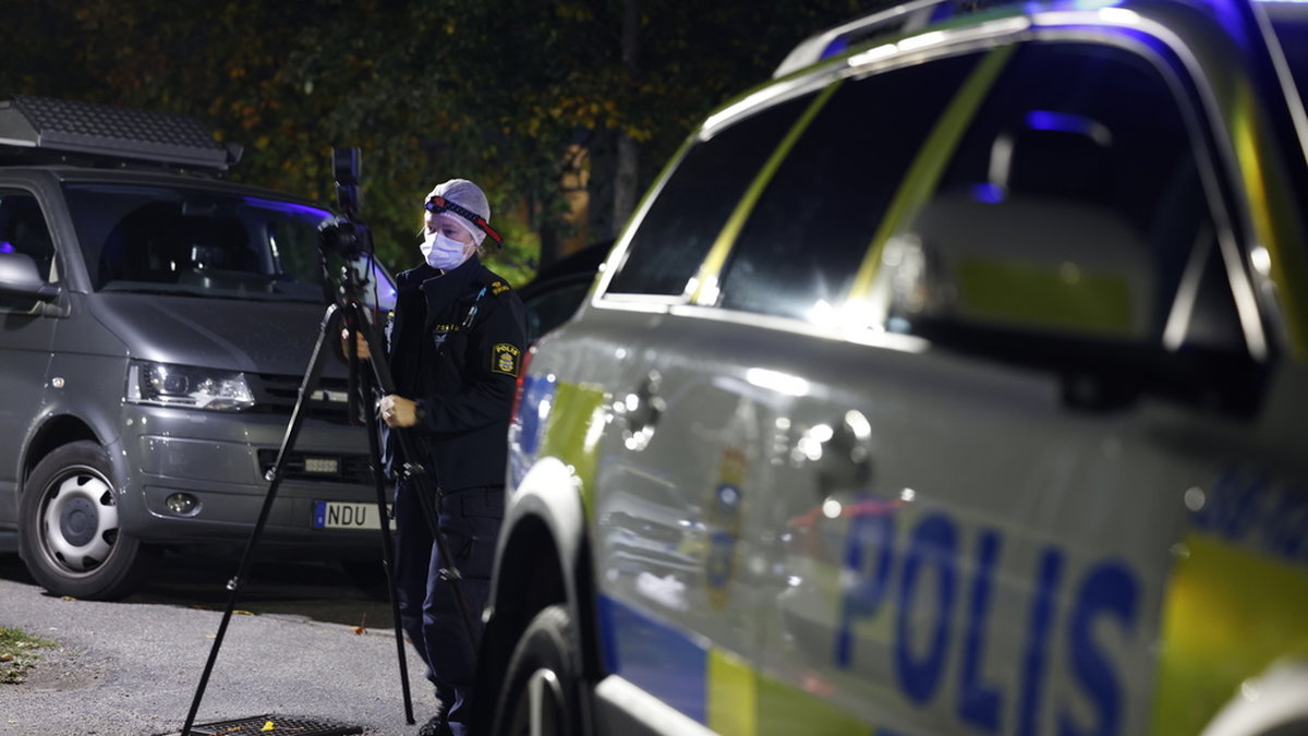 Polisnärvaro på platsen i Södertälje där två tonåringar sköts den 6 oktober. En 19-åring dog och en 16-åring skadades svårt. Arkivbild.