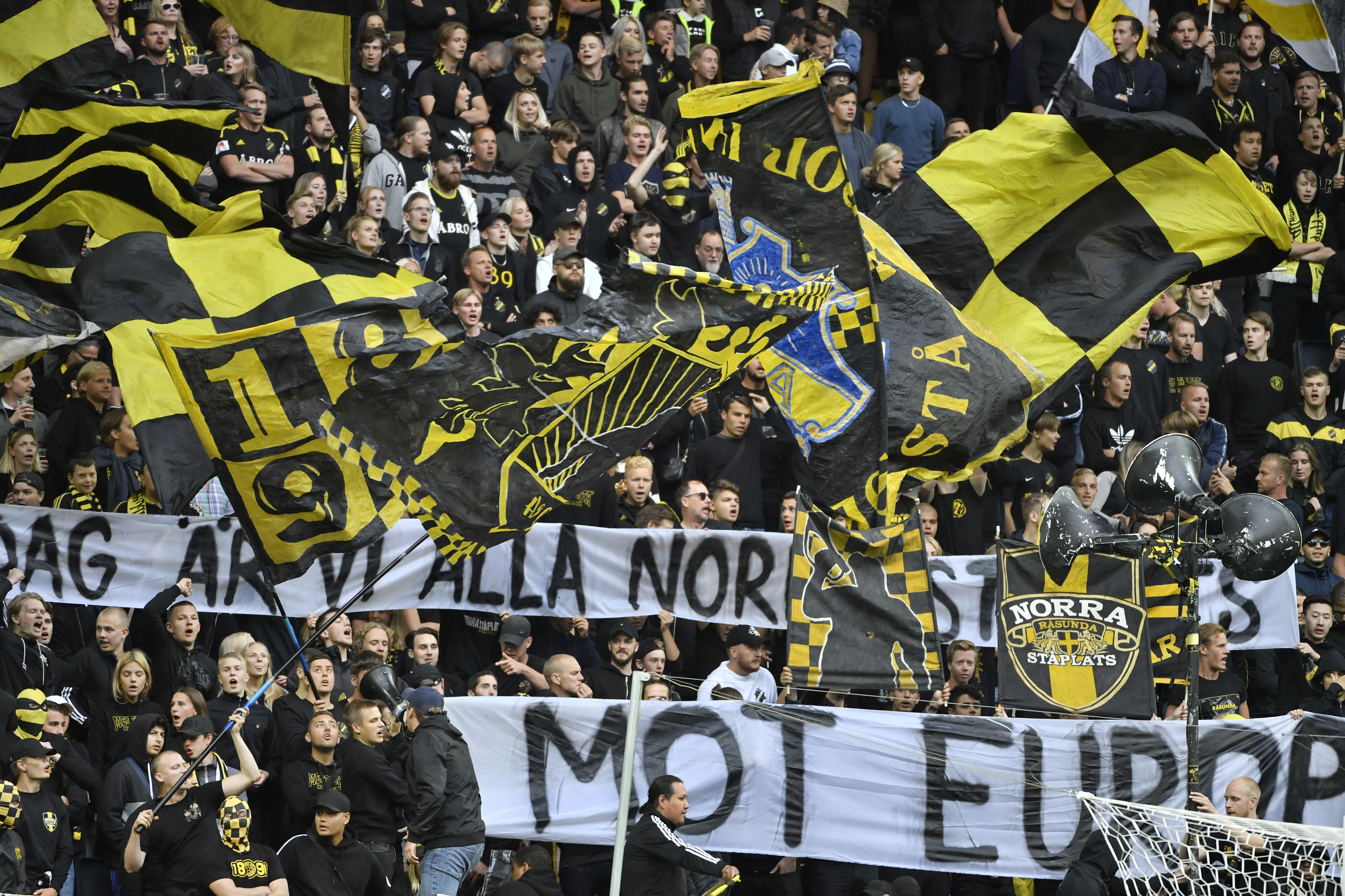 AIK-supportrar under match. AIK-supportrar under match.