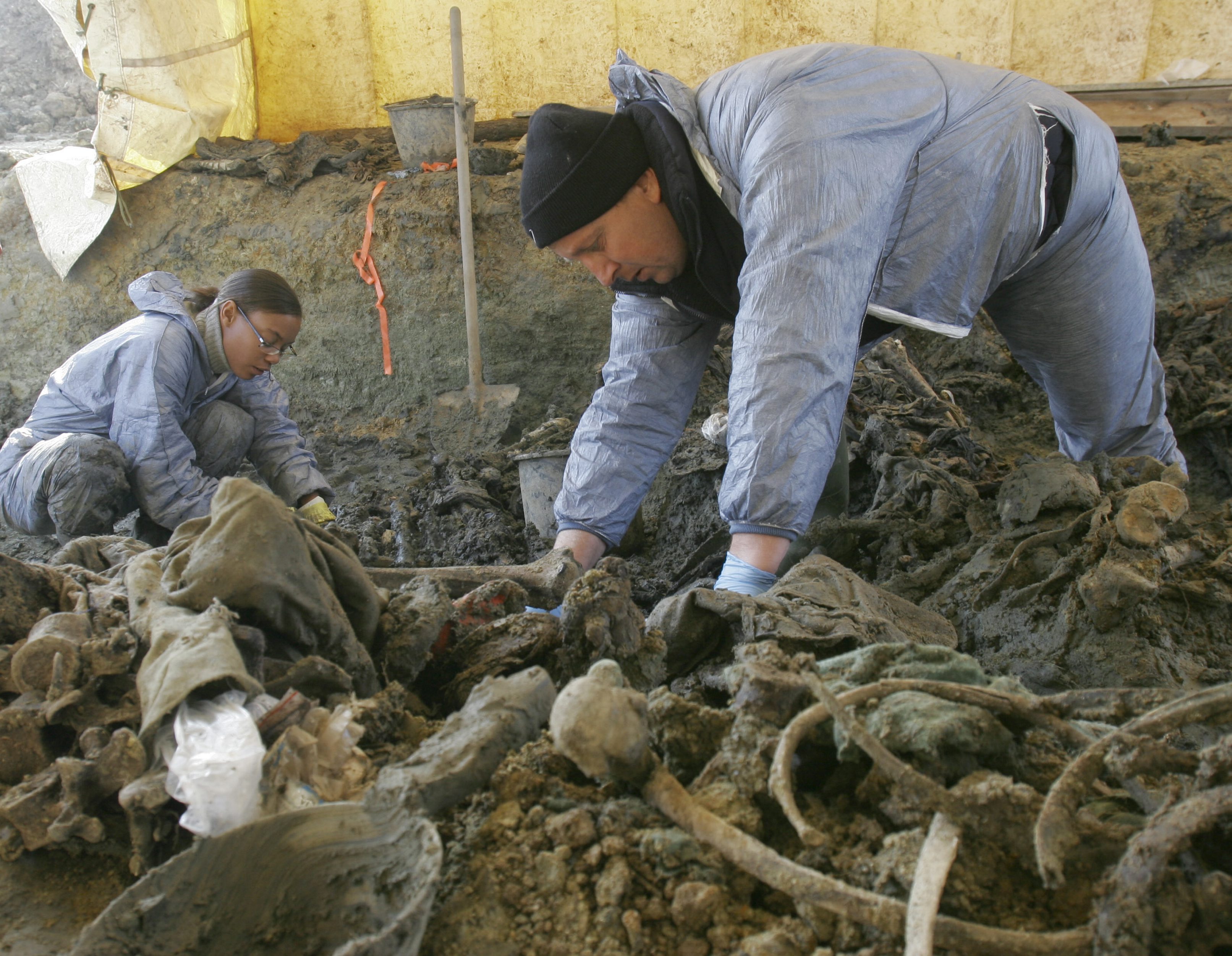 Men än i dag hittas nya massgravar. I den här massgraven hittade man 80 hela kroppar och 147 kroppar som saknade skelettdelar. Men än i dag hittas nya massgravar. I den här massgraven hittade man 80 hela kroppar och 147 kroppar som saknade skelettdelar.