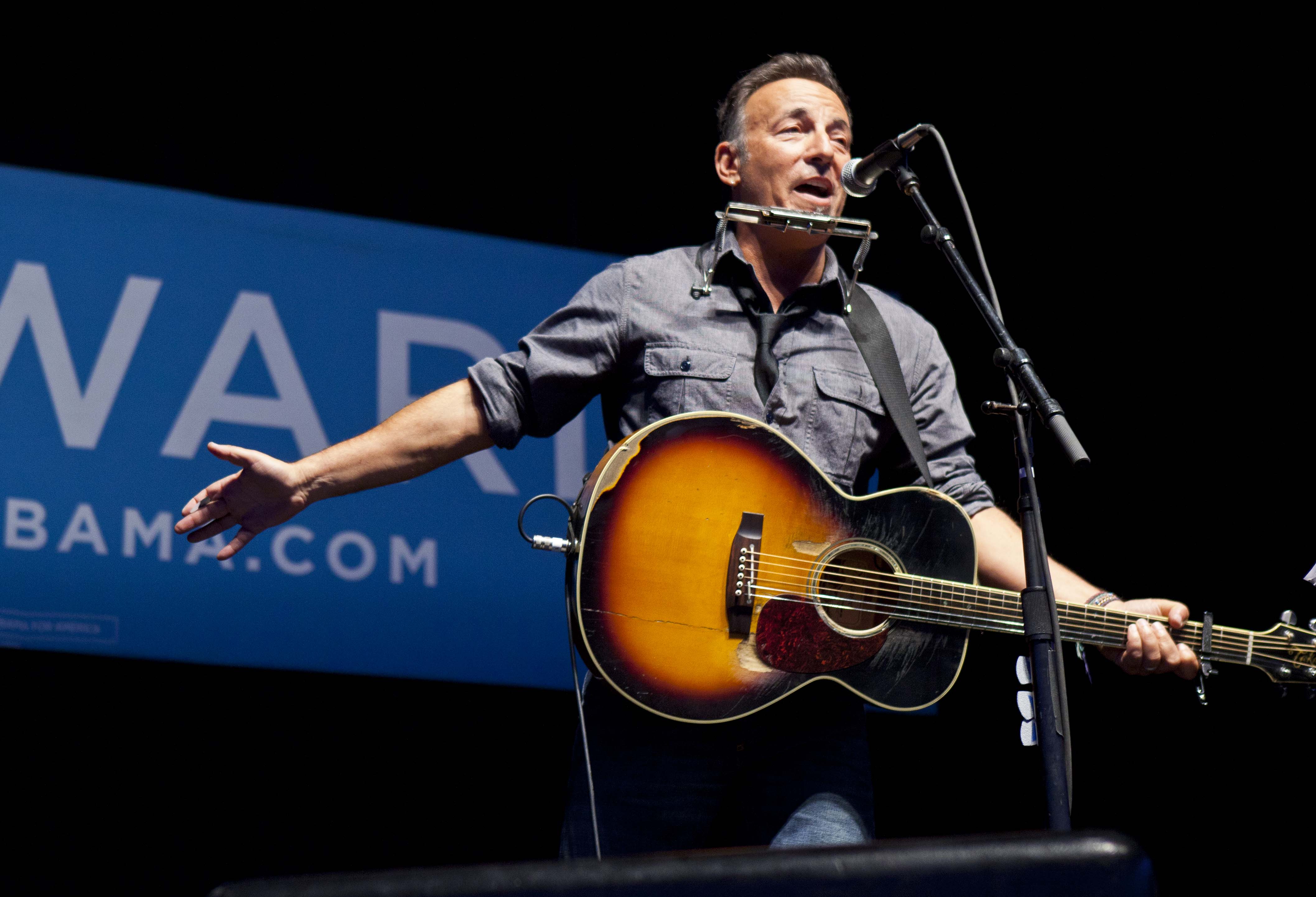 Bruce Springsteen spelar för Obama den sista dagen innan valet. Bruce Springsteen spelar för Obama den sista dagen innan valet.