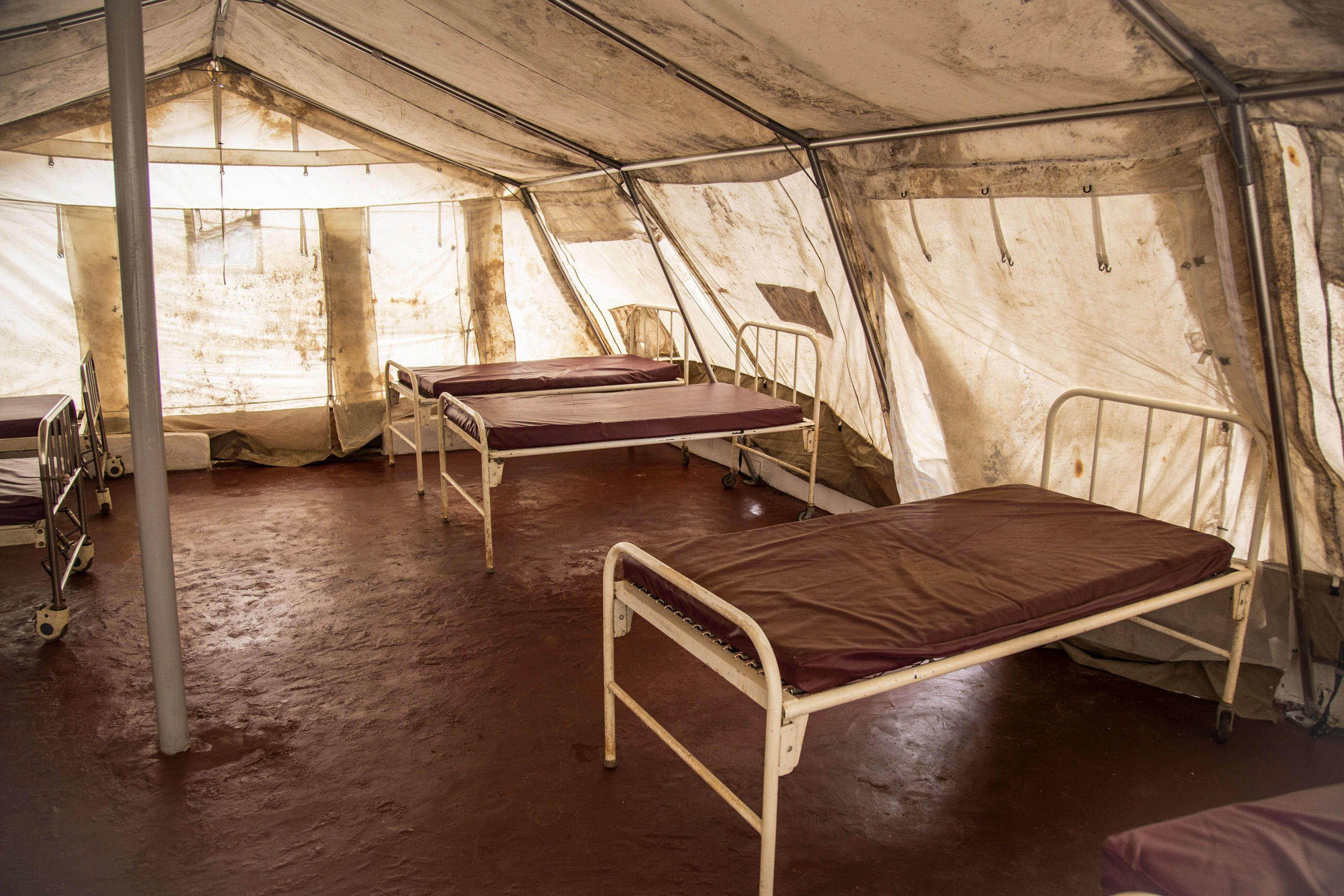 Sjukhussängar på ett center för insjuknade i Freetown, Sierra Leone.