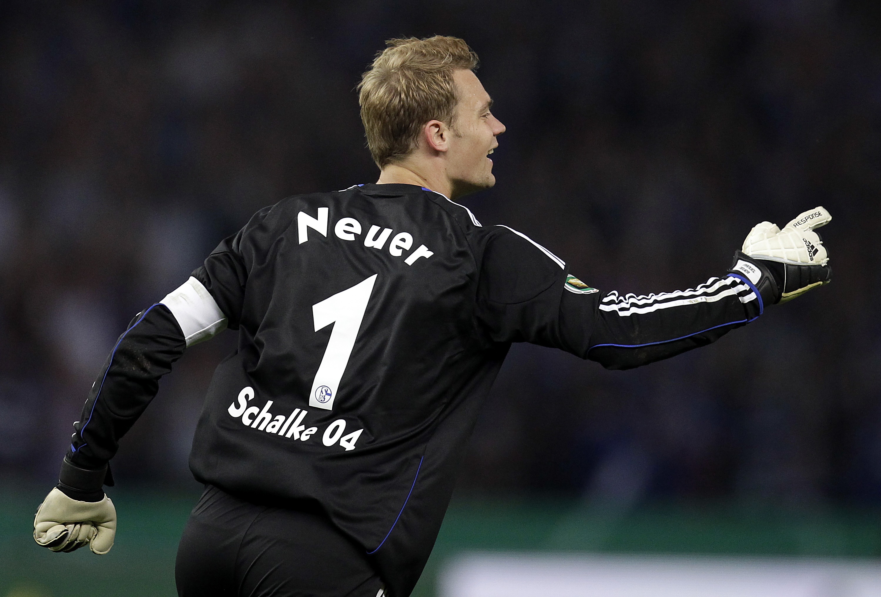 Manuel Neuer gjorde det förbjudna och gick från Schalke till Bayern.