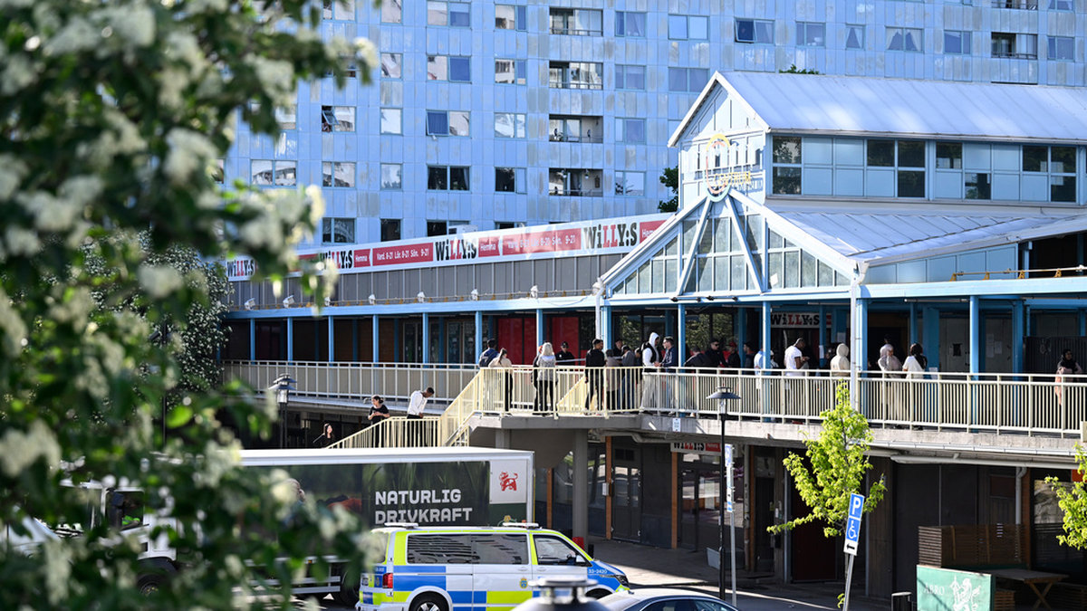 Poliser på plats efter skottlossningen i Solna tidigare i veckan.