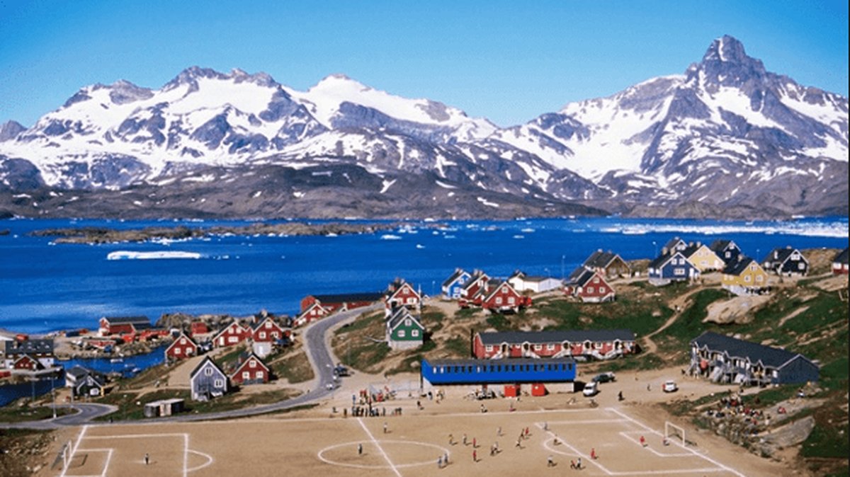 Det här är en fotbollsplan från Tasiilaq på Grönland. Fantastiskt.