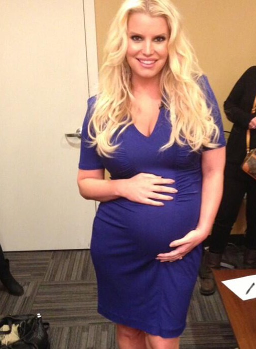 Jessica Simpson visar sin gravidmage på Twitter. Jessica Simpson visar sin gravidmage på Twitter.