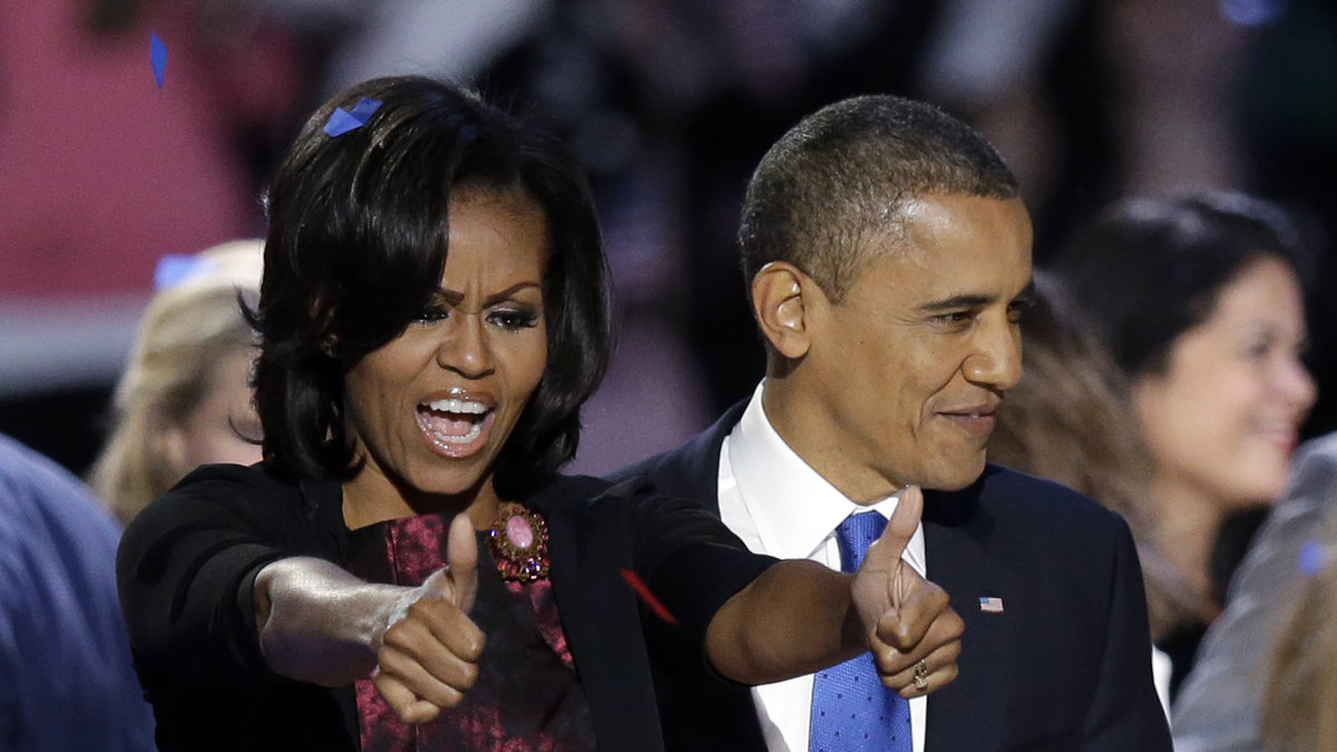 Michelle Obama ger tummen upp. 