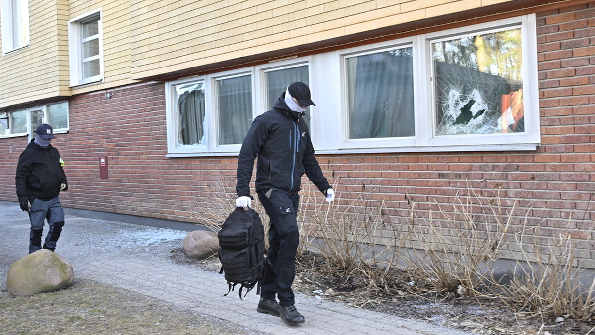 Polis på plats i Tyresö, söder om Stockholm, på torsdagseftermiddagen.