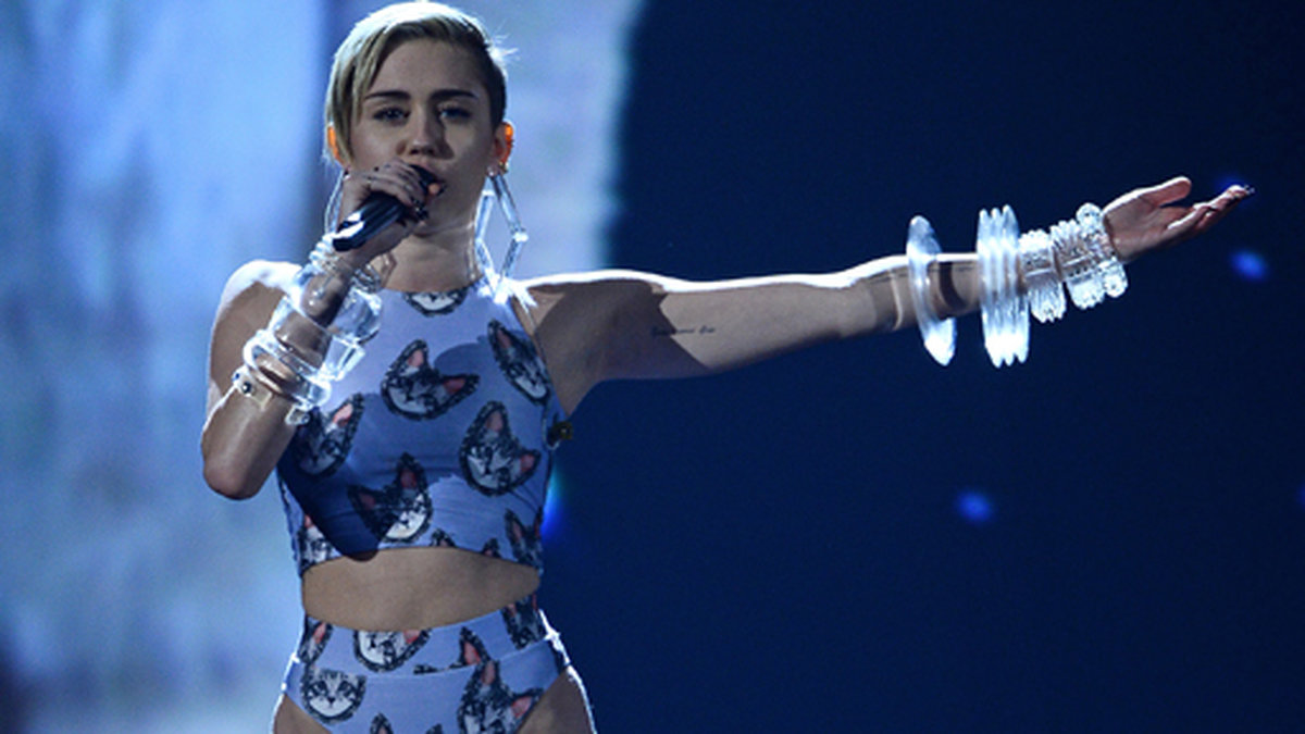 Miley på scen. 