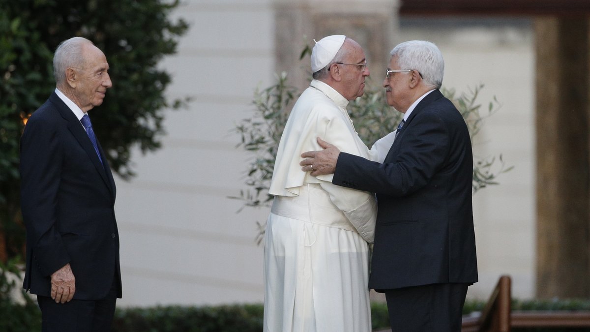 Påven Franciscus tillsammans med Palestinas president Mahmoud Abbas. Bilden är tagen förra året. 