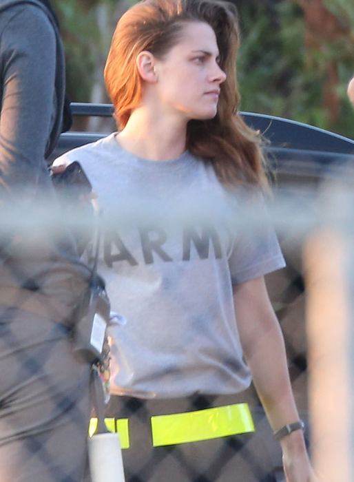 Kristen Stewart ser inte överlycklig ut under en filminspelning. Kristen Stewart ser inte överlycklig ut under en filminspelning.