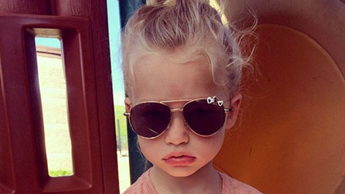 Jessica Simpsons dotter Maxwell i solglasögon.