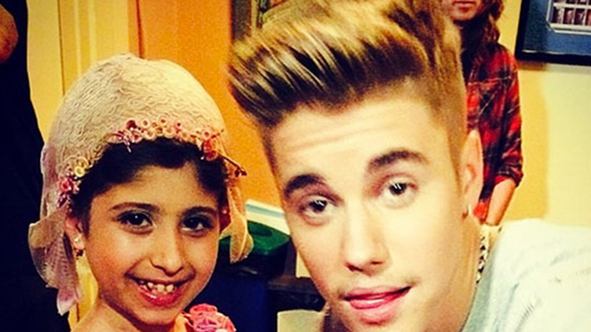 Justin Bieber tillsammans med 10-åriga Grace Kesablak som fick stjärnans pris. 