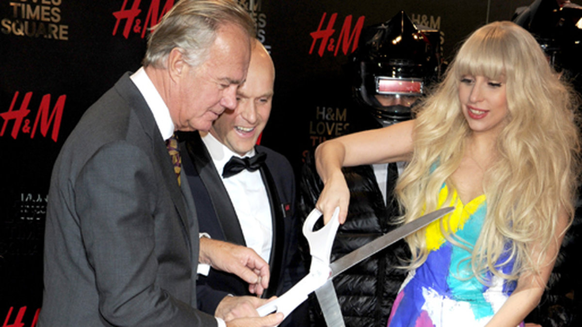 Lady Gaga inviger en ny H&M butik i New York. 