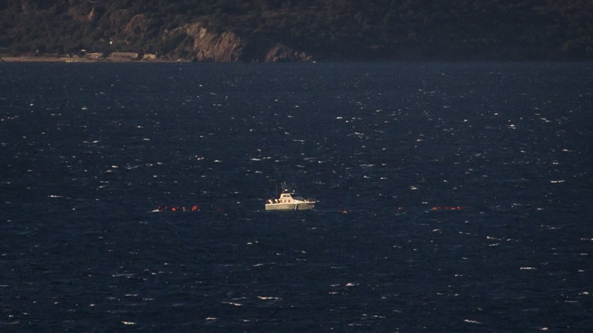 En annan båt med flyktingar utanför grekiska kusten.