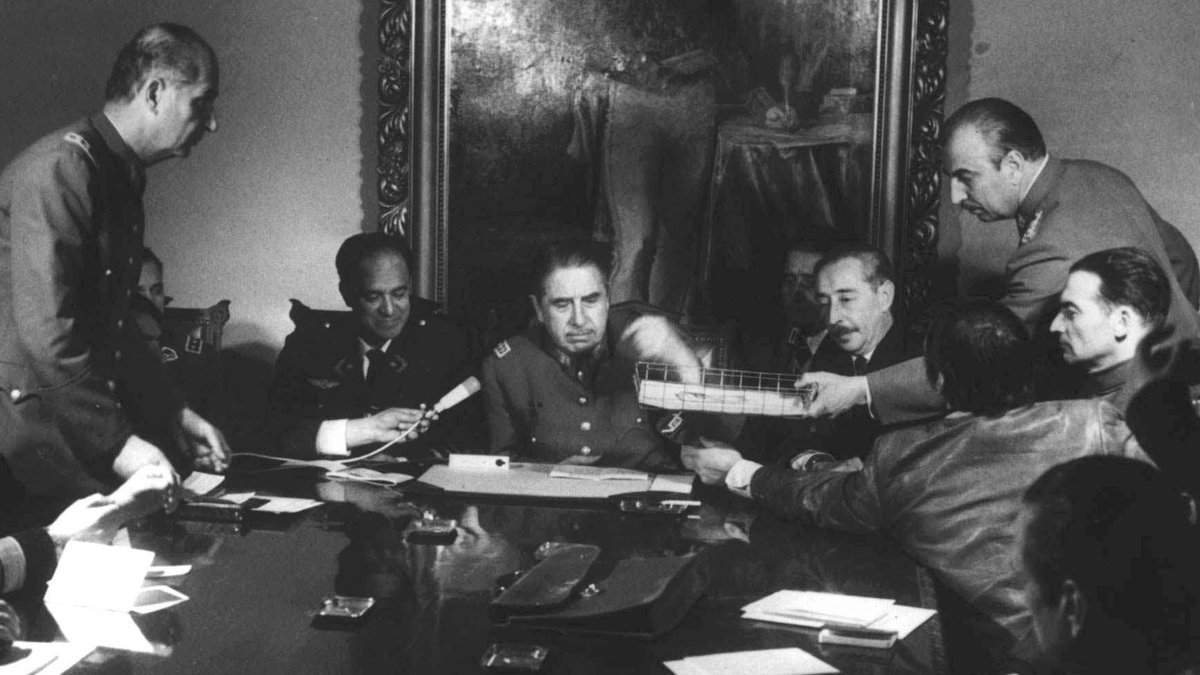 Pinochet i presidentpalatset dagarna efter den genomförda kuppen.