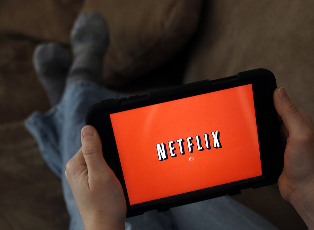 Barn kollar på Netflix på padda Barn kollar på Netflix på padda