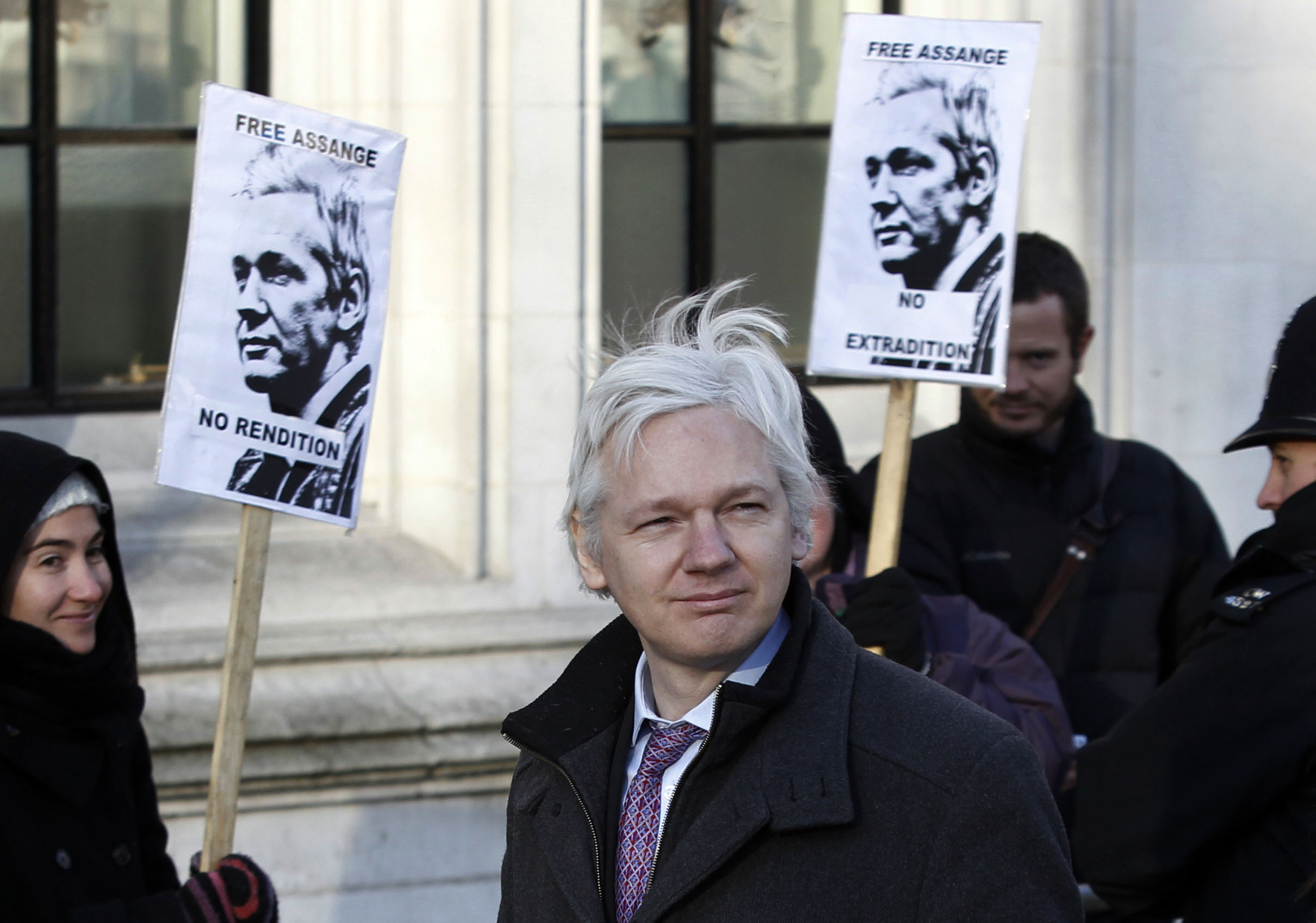 Flera anhängare visade sitt stöd till Assange i samband med förhandlingarna i London.