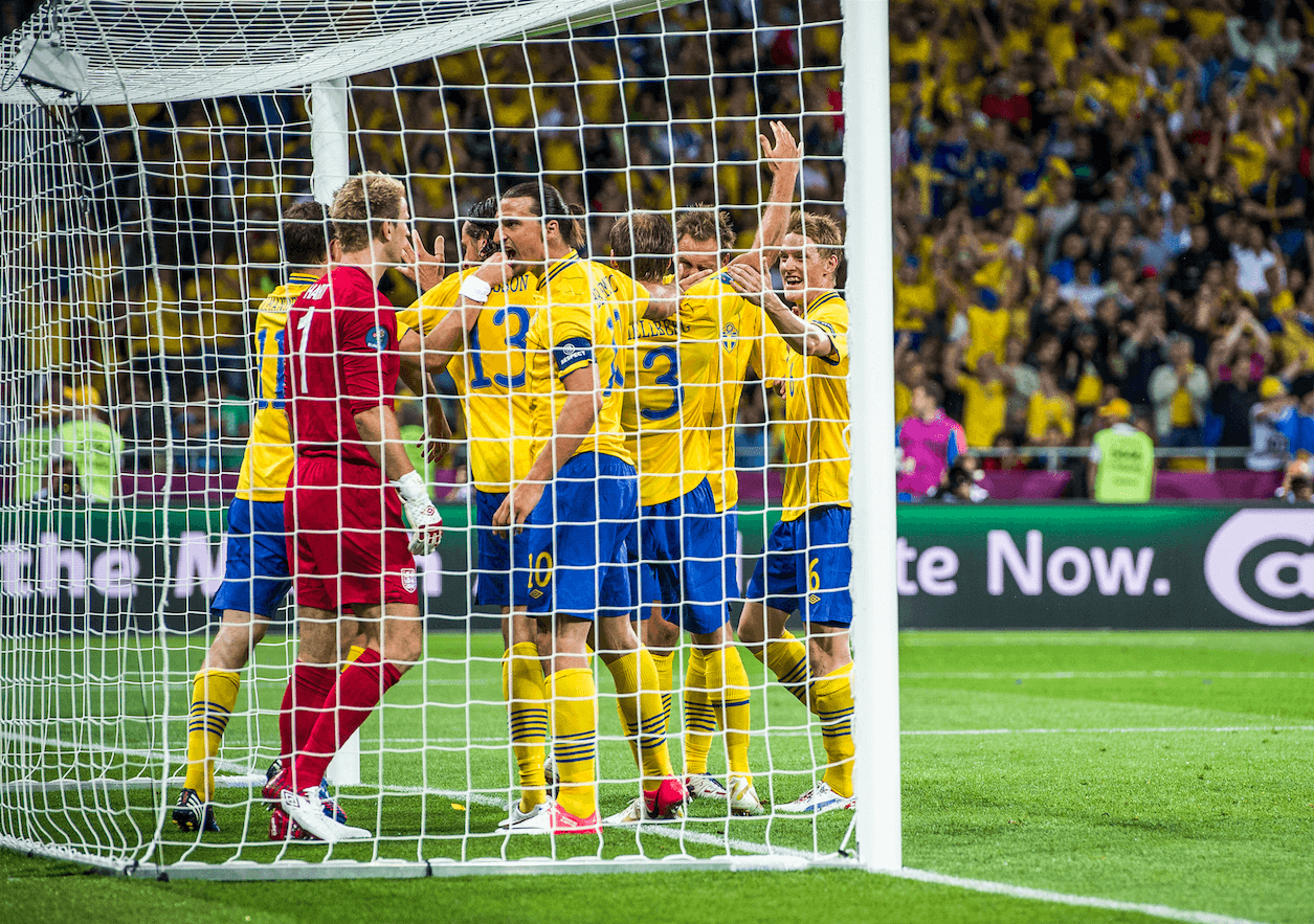 I EM 2012 SKÄLLDE han ordentligt på Joe Hart i Englands mål efter att Olof Mellberg gjort mål och Andreas Granqvist fått något i ögat. I EM 2012 SKÄLLDE han ordentligt på Joe Hart i Englands mål efter att Olof Mellberg gjort mål och Andreas Granqvist fått något i ögat.