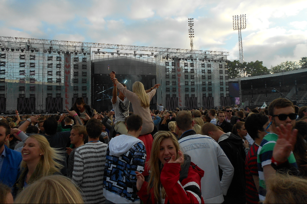 Inne på Stadion var det dock ännu mer folk. Inne på Stadion var det dock ännu mer folk.