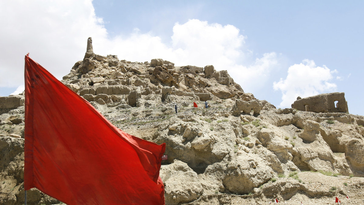 En röd flagga signalerar att området är minerat – men så är inte alltid fallet. Ofta är landminor i det närmaste omöjliga att upptäcka. Bilden är tagen i centrala Afghanistan. Arkivbild.