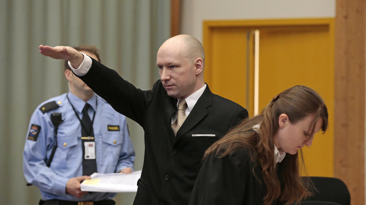 Precis som Breivik har hårfästet dragit sig tillbaka. 