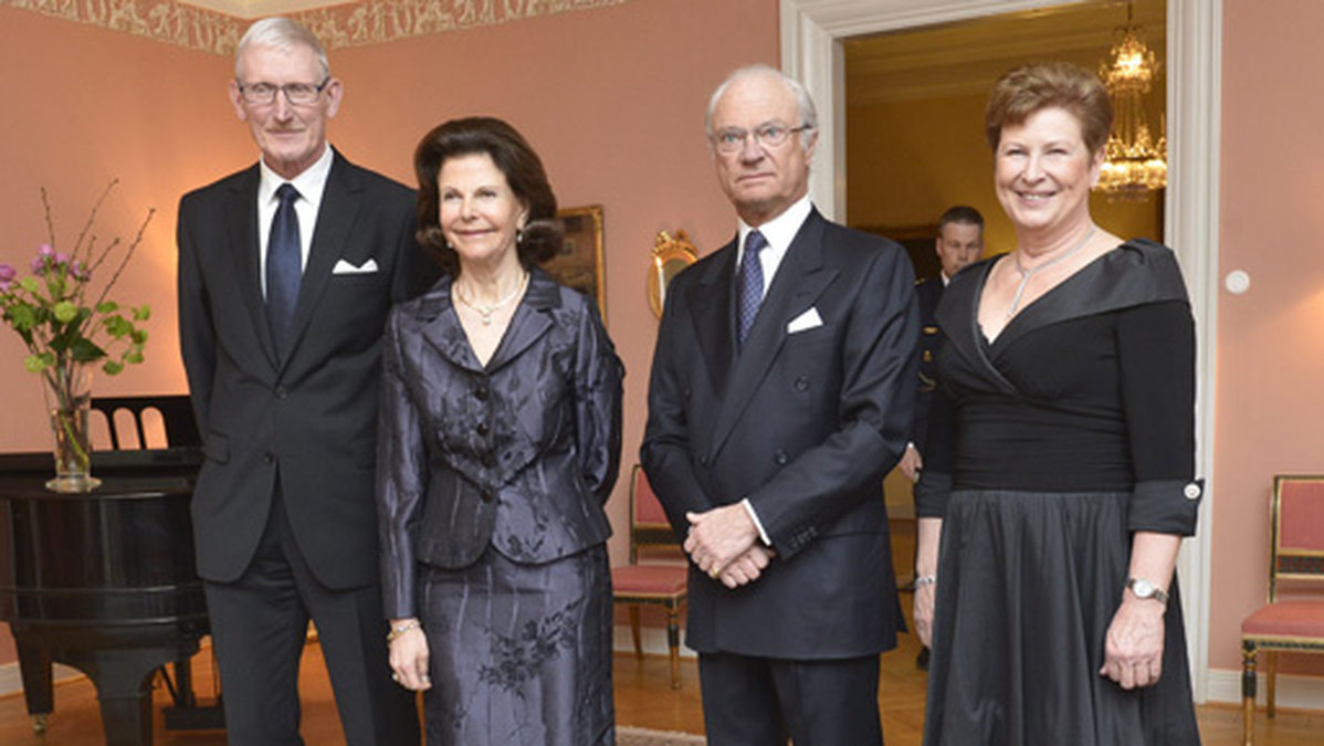 Men flera kommuner har sagt nej till att ge pengar till lekparken. Här ser vi Margareta med Lars Pålsson, drottning Silvia och kung Carl XVI Gustaf.