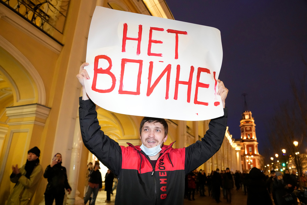 En man håller upp en skylt med texten 'Nej till kriget' i S:t Petersburg i mars.