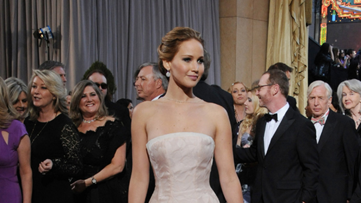 Jennifer Lawrences klänning från Dior var snygg, men inte säker för scenen – skådisen föll nämligen pladask när hon skulle ta emot sitt pris. 