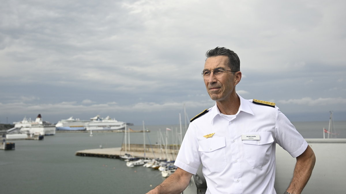 Micael Bydén, överbefälhavare, besöker ubåtsräddningsfartyget HMS Belos i Visby hamn.