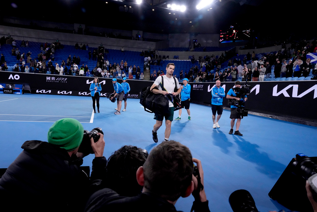 Andy Murray lämnar Margaret Court Arena vid 4-tiden på morgonen efter att han vunnit över Thanasi Kokkinakis i Australian Open 2023.