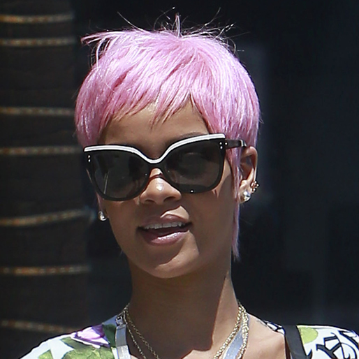 Även Rihanna hänger på retrovågen. Även Rihanna hänger på retrovågen.