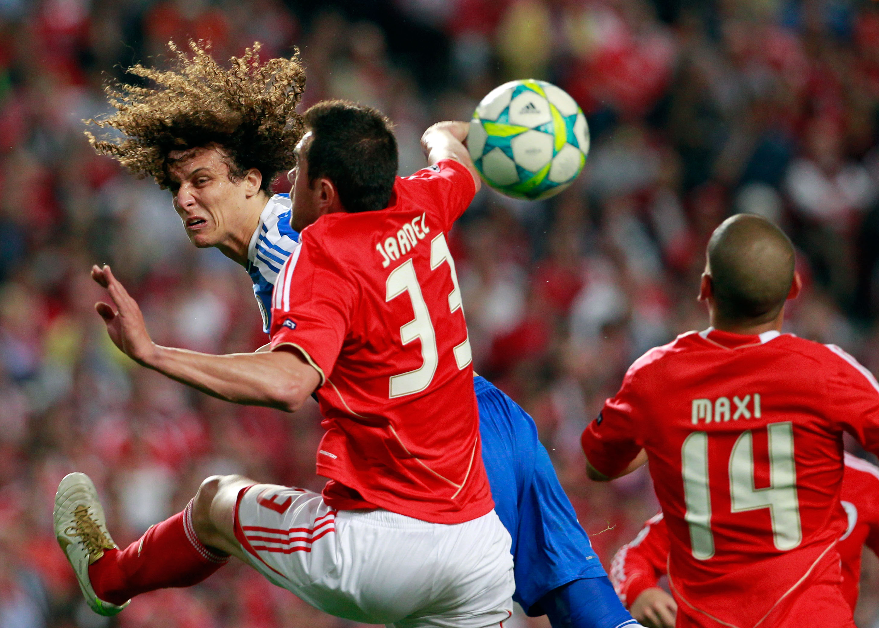Den hetlevrade David Luiz når högst mot Jardel och Maxi Pereira i Benfica.
