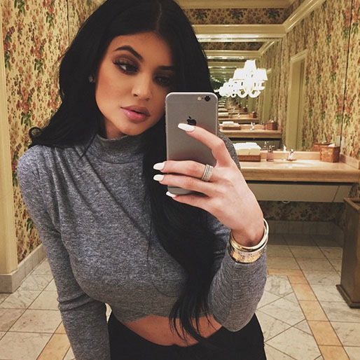 Kylie Jenner tar en selfie. Kylie Jenner tar en selfie.