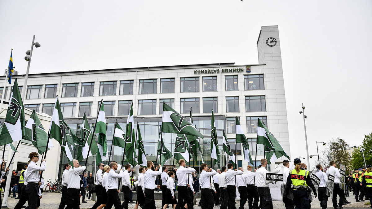 Nazistiska Nordiska motståndsrörelsen (NMR) demonstrerar i Kungälv på första maj 2019. Arkivbild.
