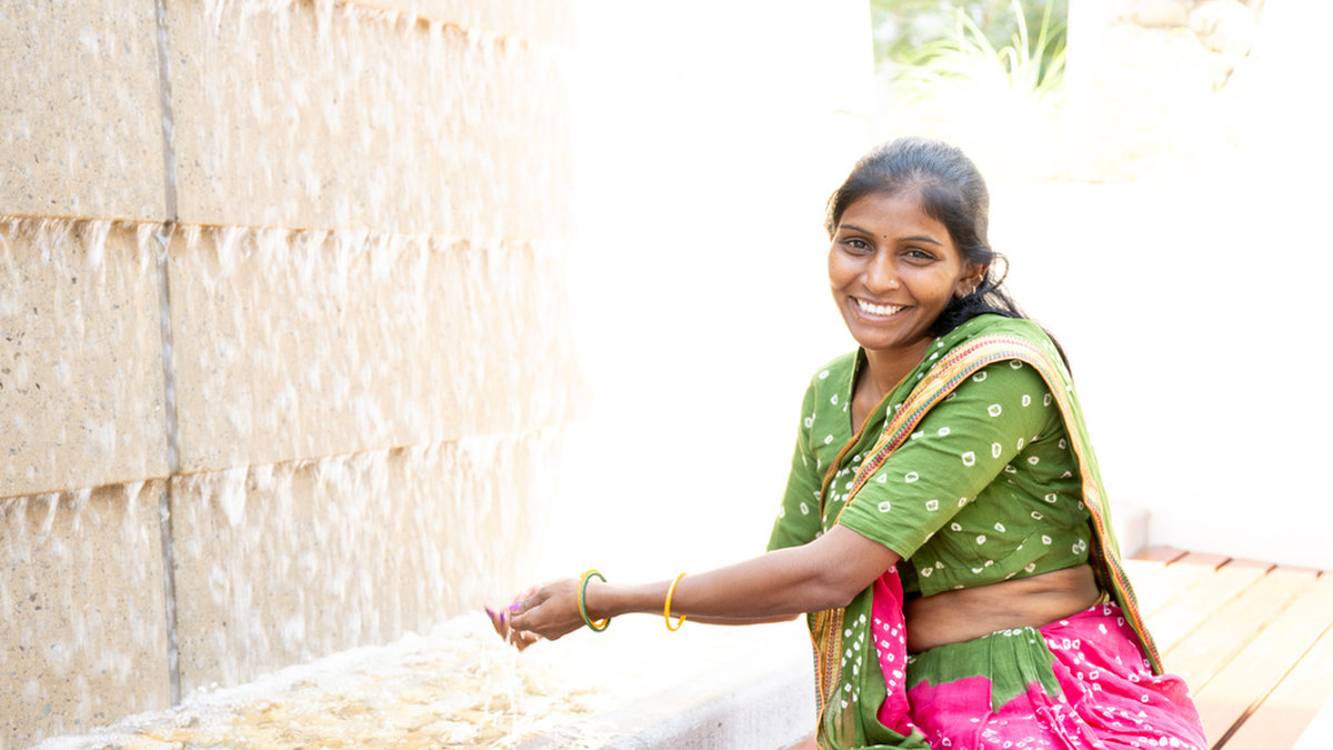 Varje vattendroppe är livsviktig för indiska småjordbrukaren Sangitaben Rathod. Här på COP28 i Dubai.