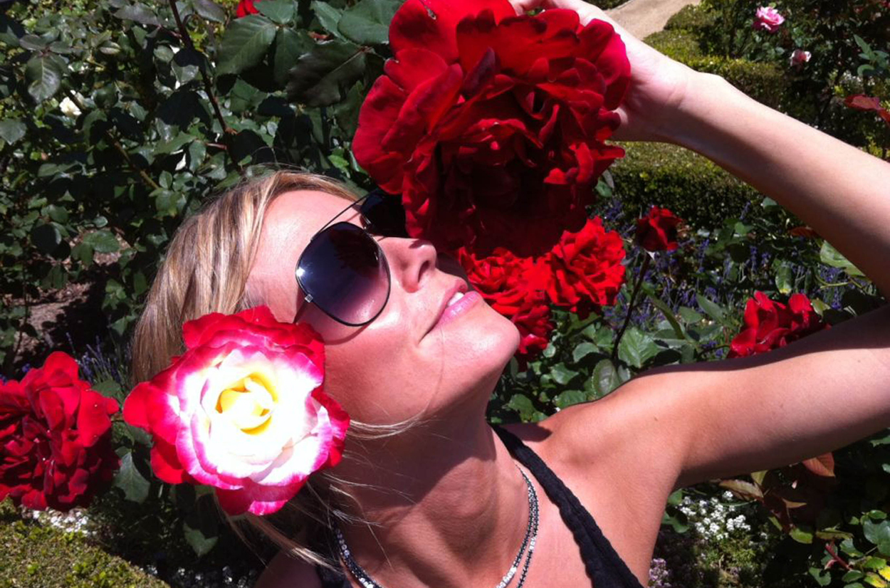 Heidi Klum njuter av livet som singel. Vem behöver rosor från män när man kan bada i ett hav av dom i solens strålar. 