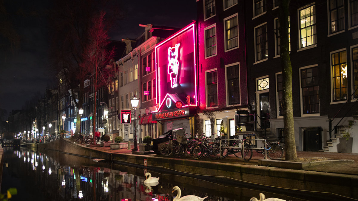 I Amsterdam pågår en långvarig offentlig debatt huruvida turister ska bannlysas från stadens cannabiscaféer. Arkivbild.
