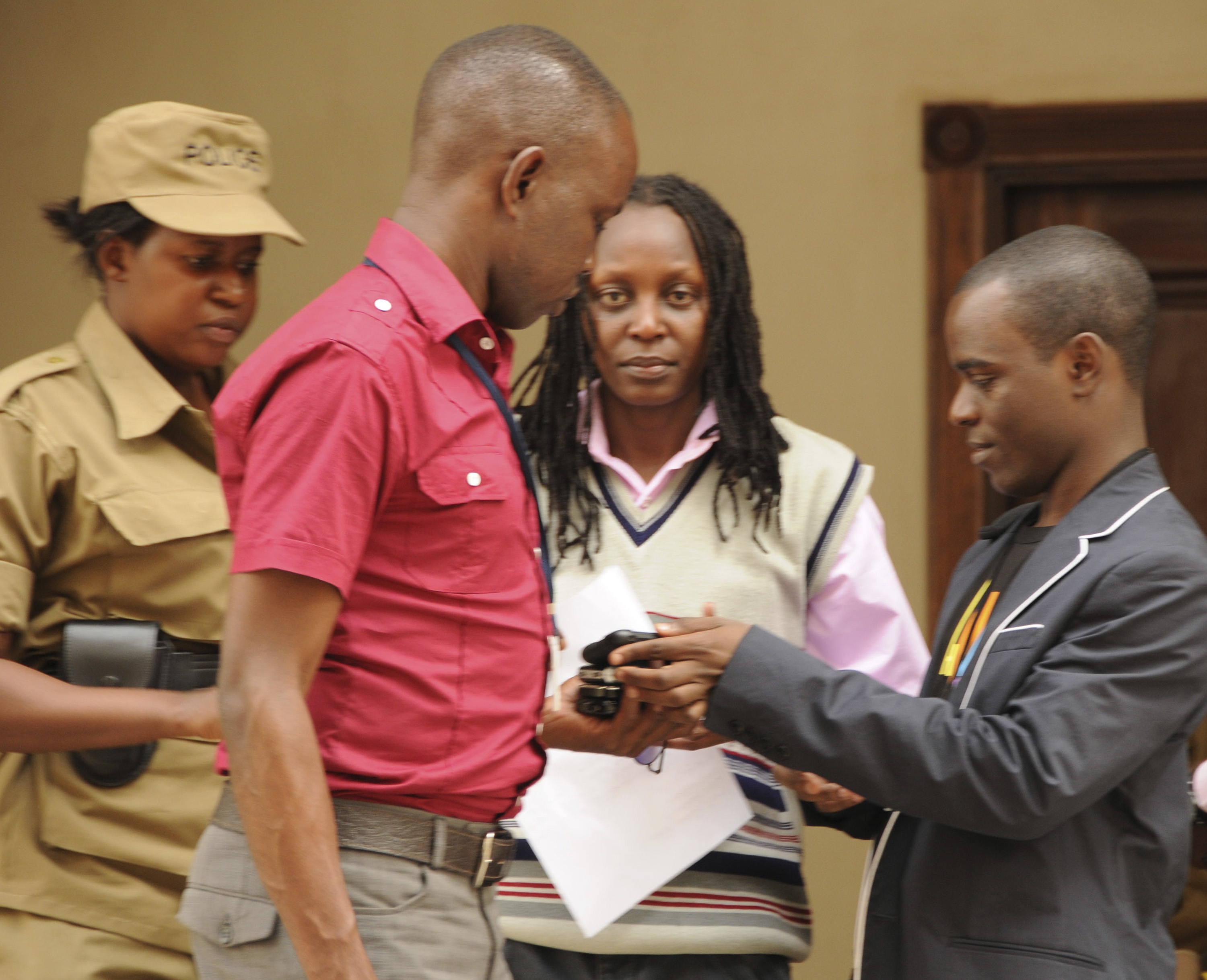 Ugandisk polis till höger och HBT-förespråkare till vänster.