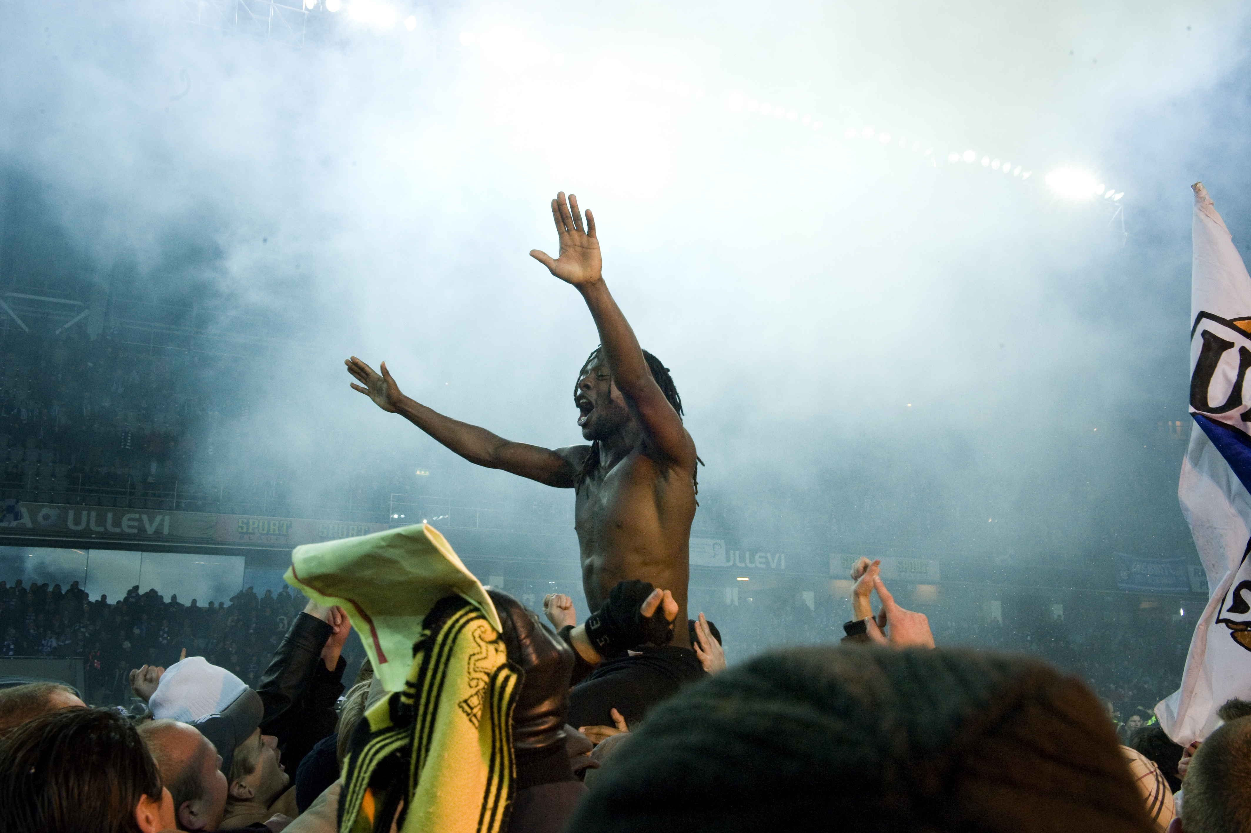 Här firar Martin Mutumba tillsammans med AIK-fansen.
