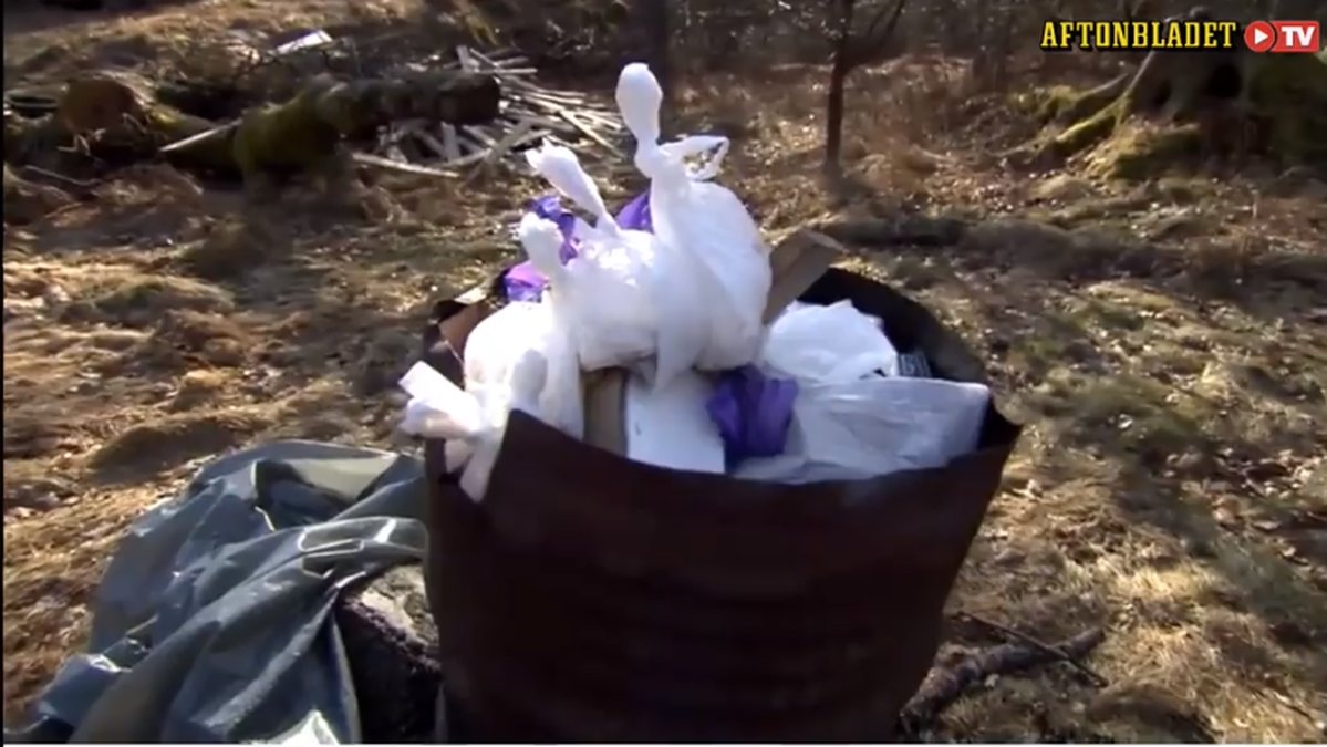 Här är parets avfallssystem. Påsar med bajs i en tunna på gården.