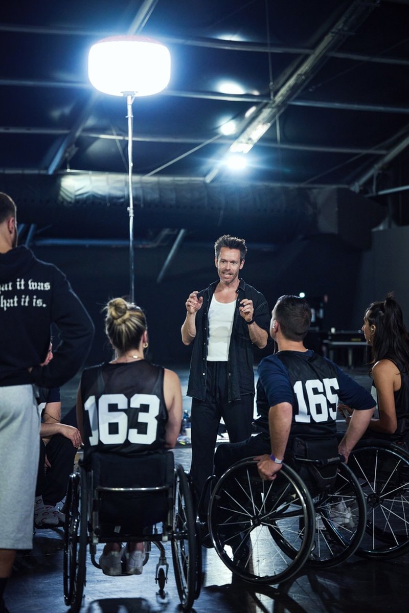 Den svenske koreografen Alexander Ekman repeterar tillsammans med några av dansarna på invigningen av Paralympics. Pressbild.