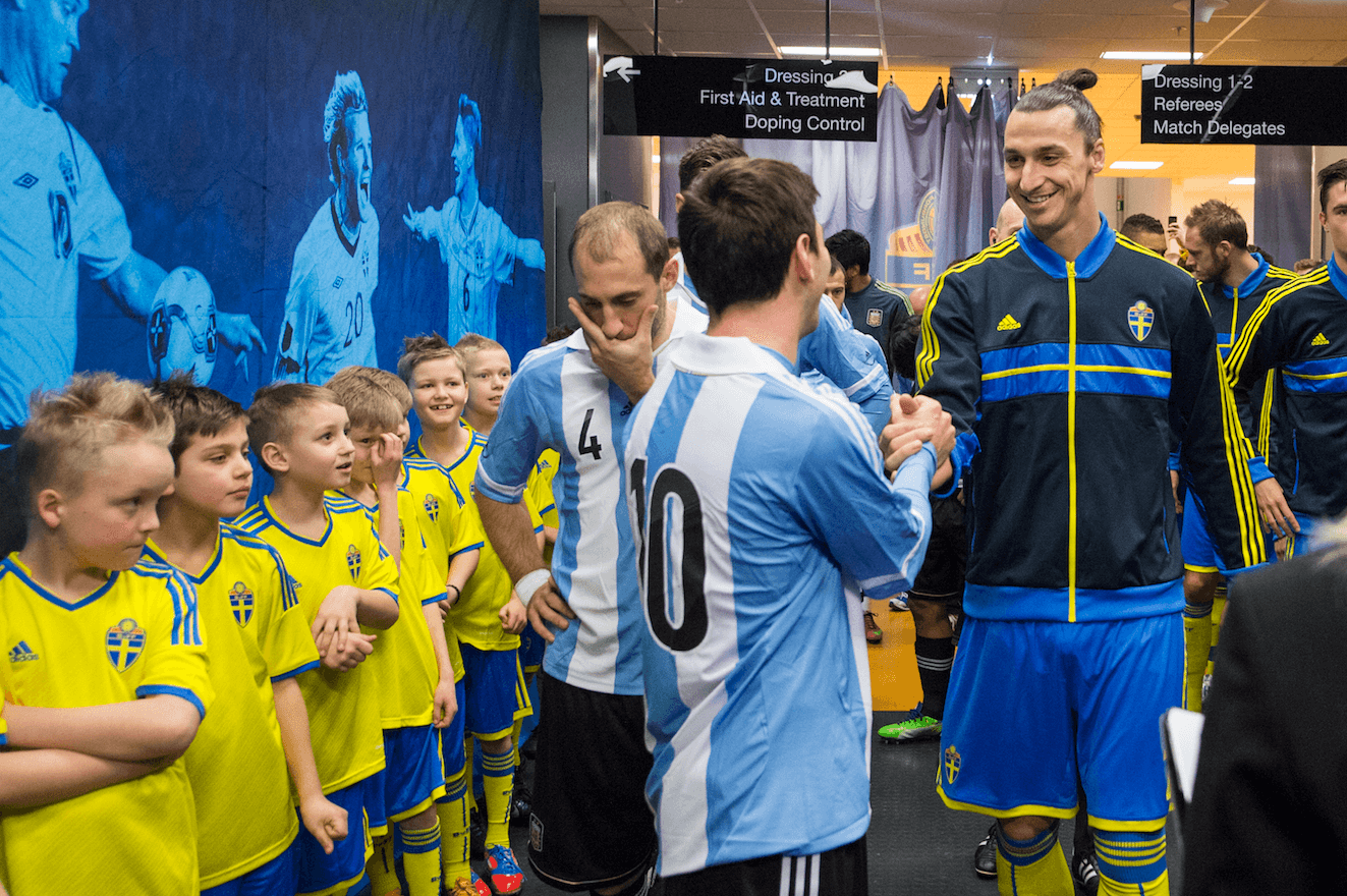 Messi hälsar på Zlatan inför träningslandskampen på Friends Arena. Messi hälsar på Zlatan inför träningslandskampen på Friends Arena.