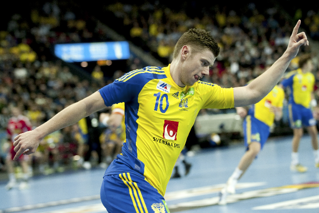 Niclas Ekberg jublar efter ett mål under matchen i första omgången i grupp D av herrarnas handbolls-VM.
