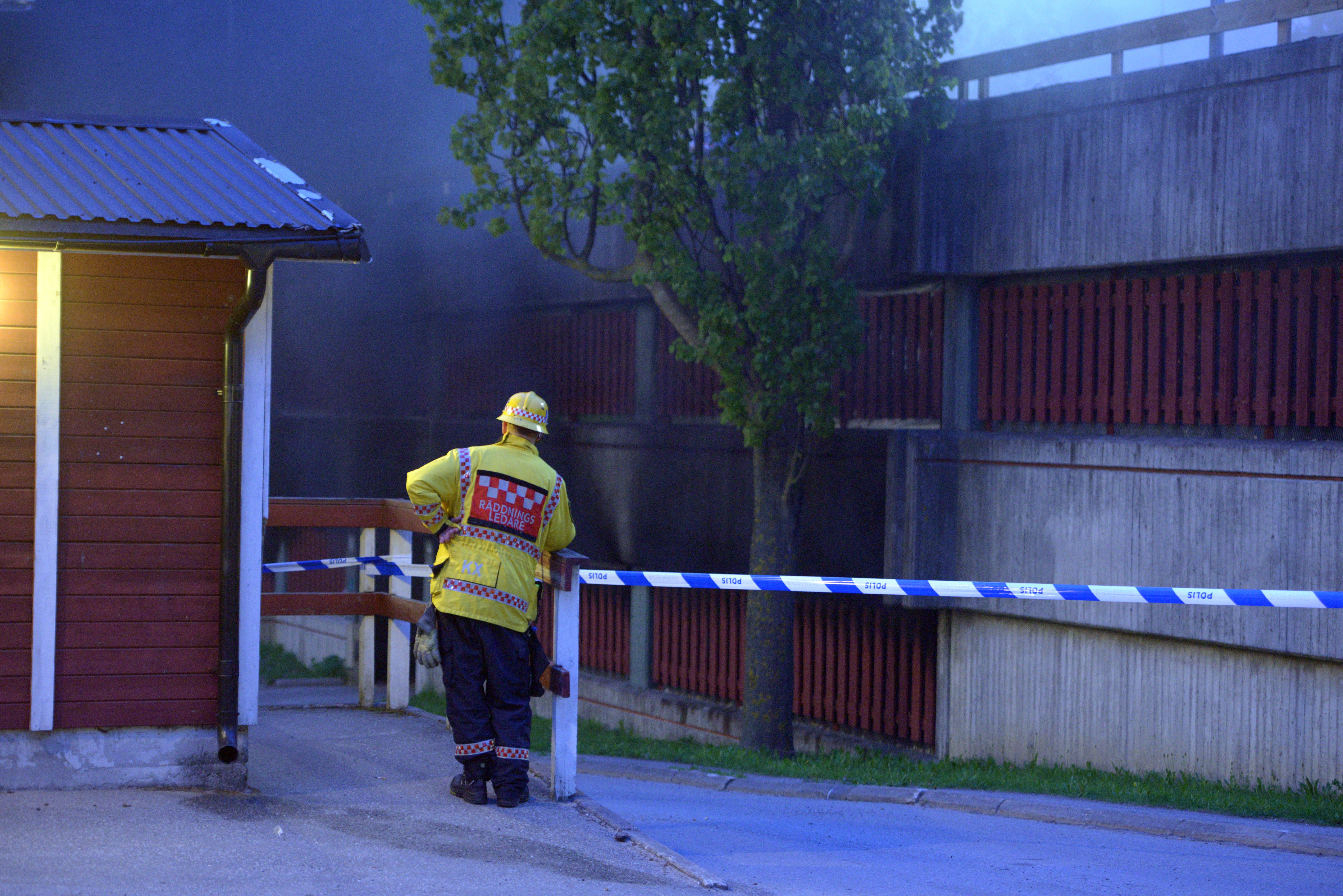 Natten till måndagen förra veckan sattes totalt sju bilar i brand i ett parkeringsgarage i Husby.