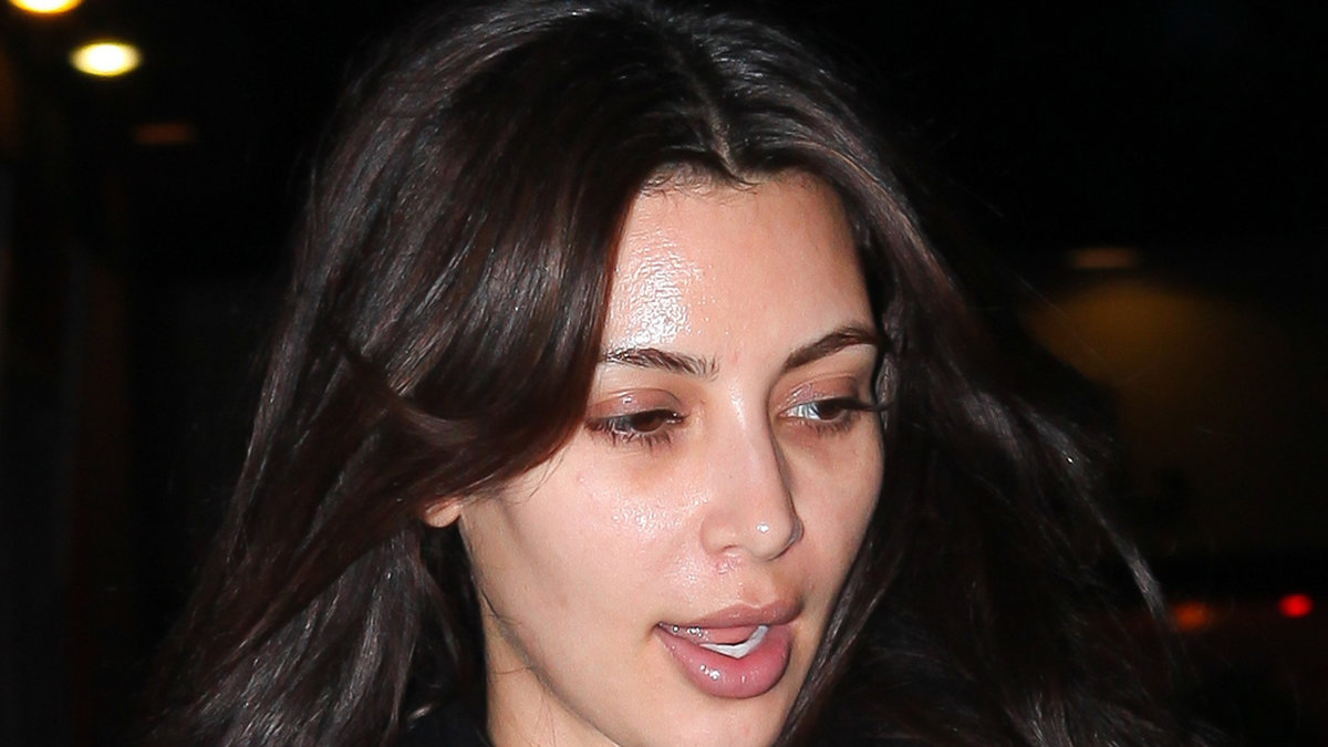 Och så här ser Kim Kardashian ut helt osminkad.